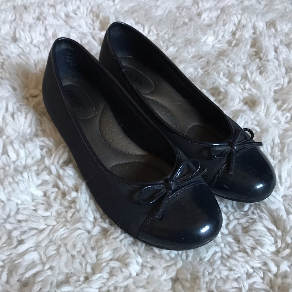 Cute and comfortable navy flats